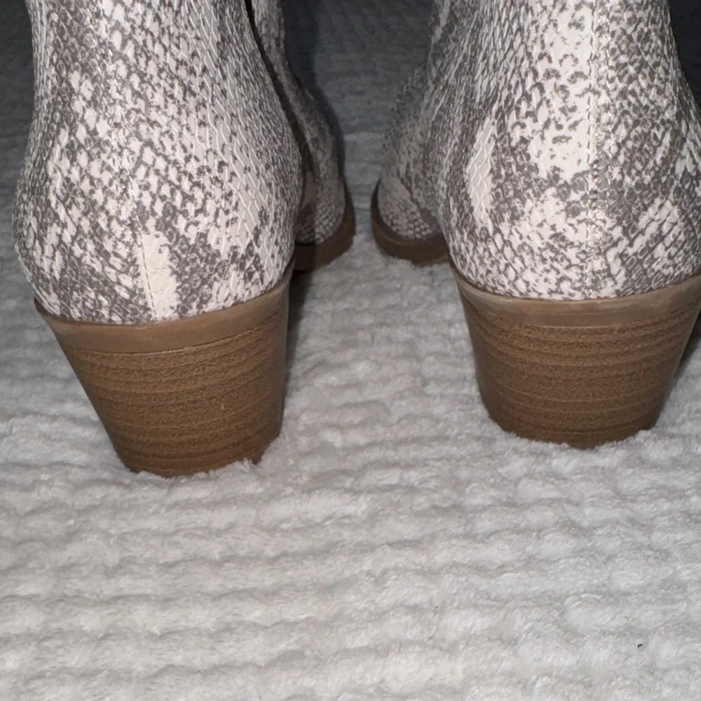 👢✨ EUC Universal Thread Snakeskin Ankle Booties | Size 7 | ✨👢